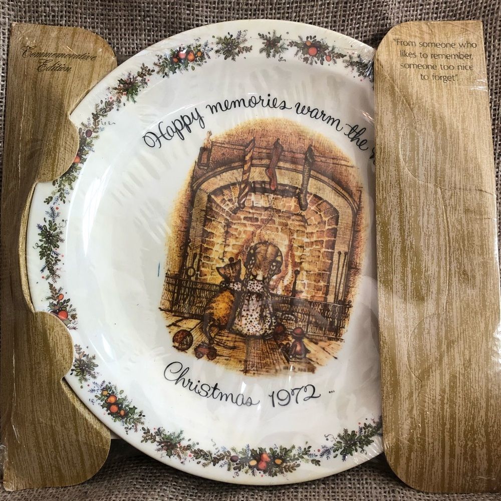 Vintage 1972 Holly Hobbie Christmas Plate 10.5”